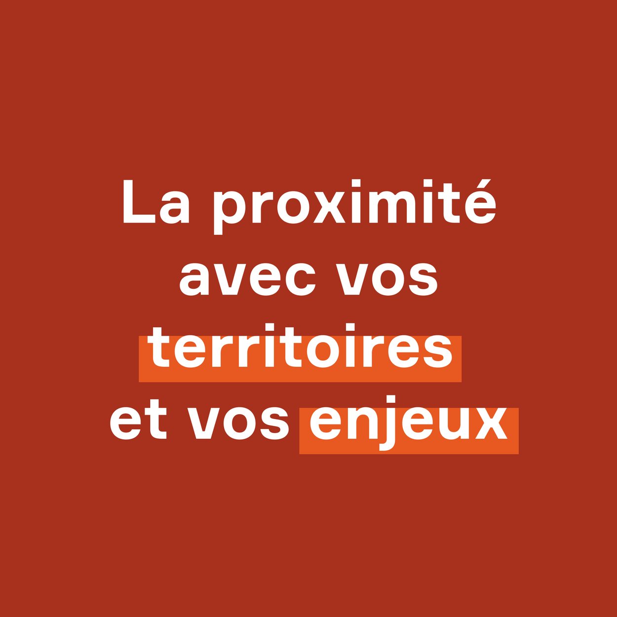 Bloc bordeaux accueillant le texte "La proximité avec vos territoires et vos enjeux". Mise en avant des éléments texte territoires et enjeux.